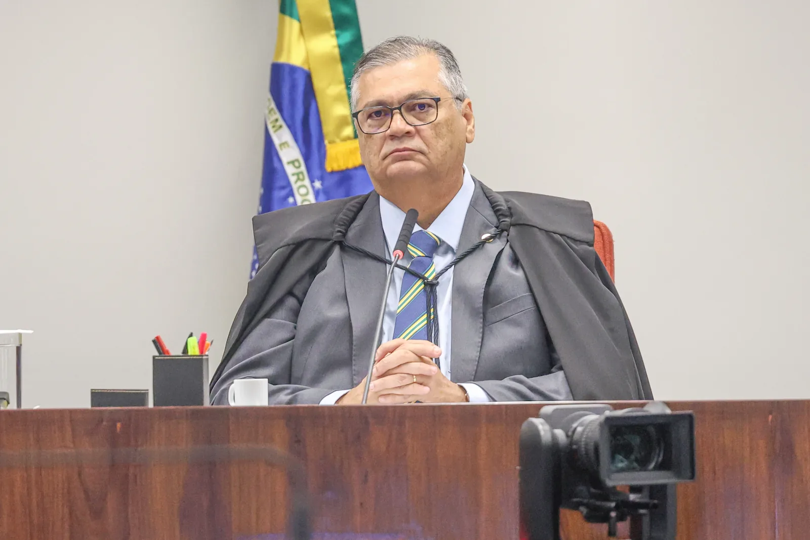 Decisão de Flávio Dino proíbe Daniel Brandão de entrar no tribunal e de falar com o governador Carlos Brandão em inquérito sobre homicídio.
