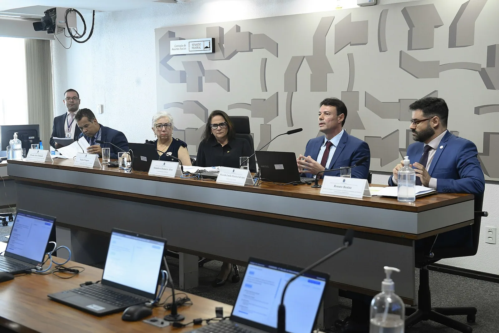 Senado aprova Pix automático para pagamento de pensão