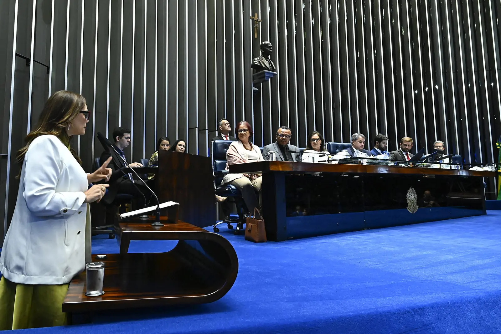 Projeto inclui acolhimento diurno no Suas, mas gestores públicos alertam para falta de verba nos municípios.