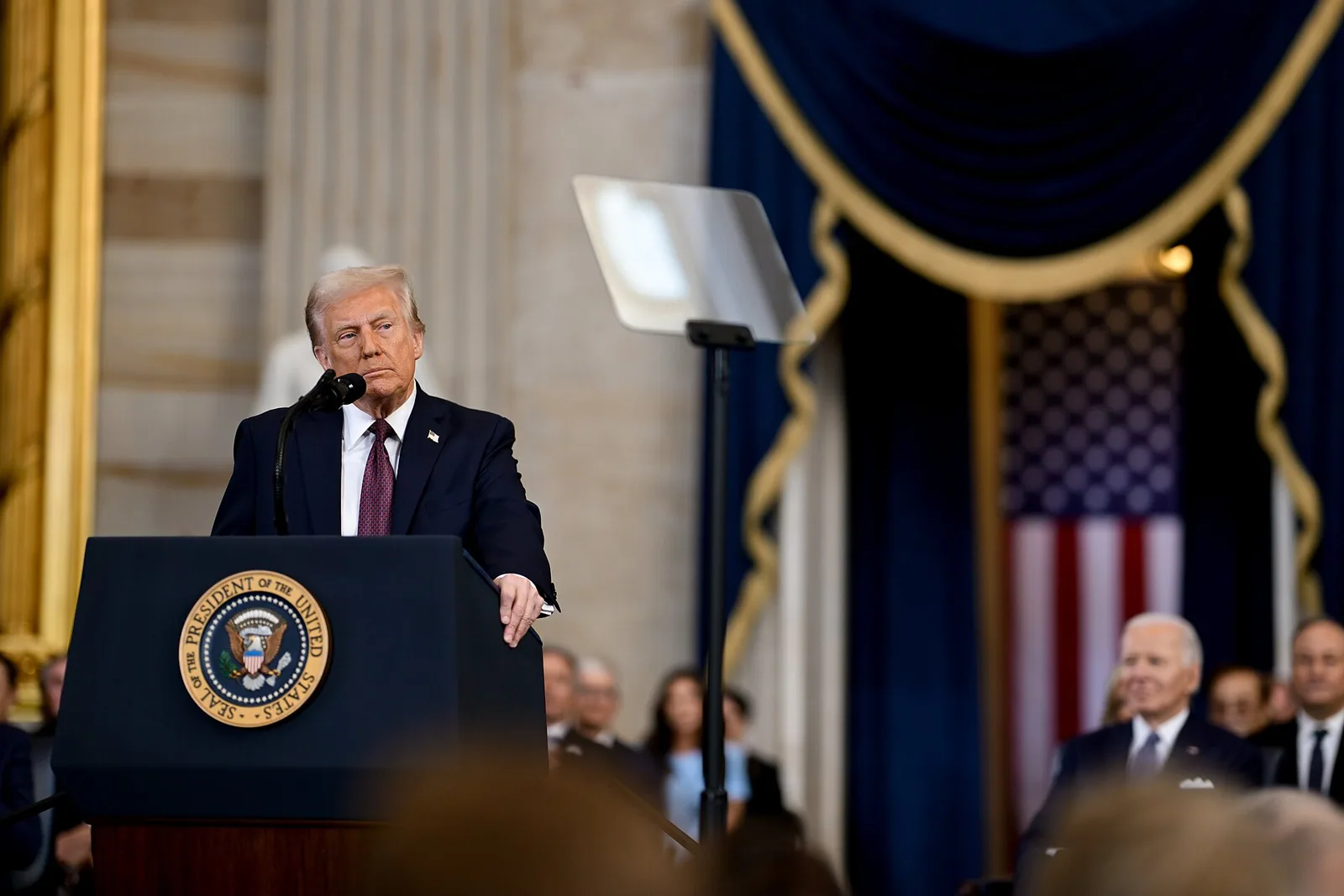 Trump assina decretos contra cidadania por nascimento nos EUA