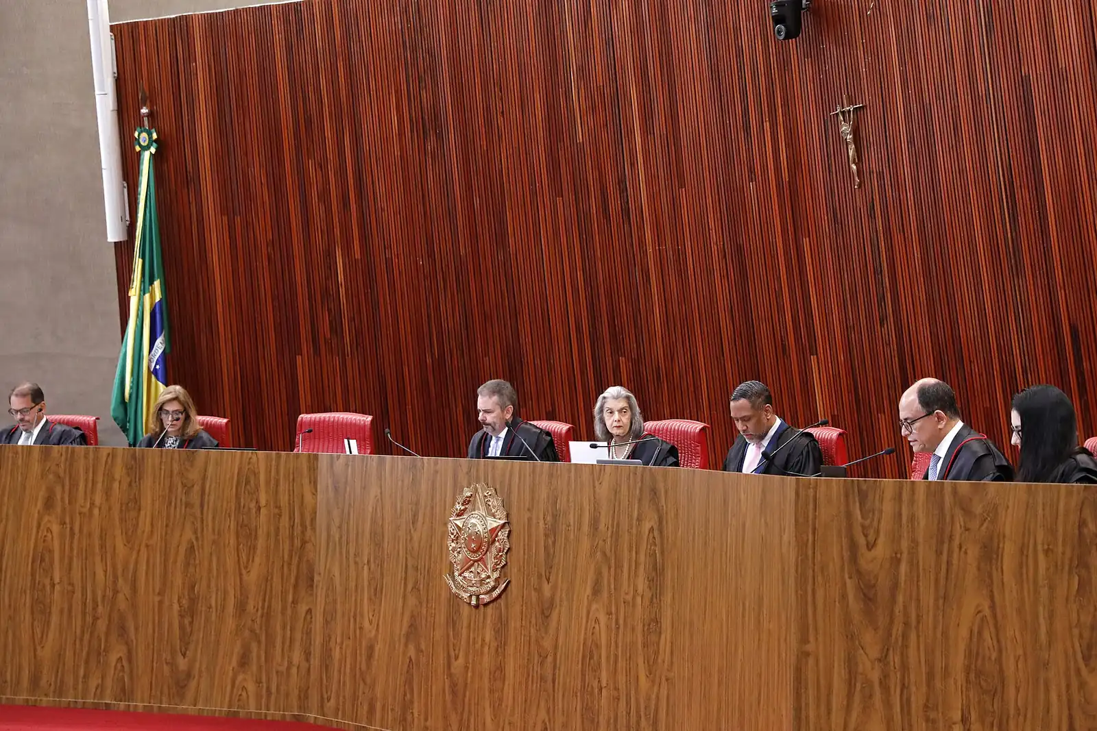 Justiça Eleitoral reforça canais de denúncia para proteger candidatas e eleitoras no marco dos 20 anos da Lei Maria da Penha.