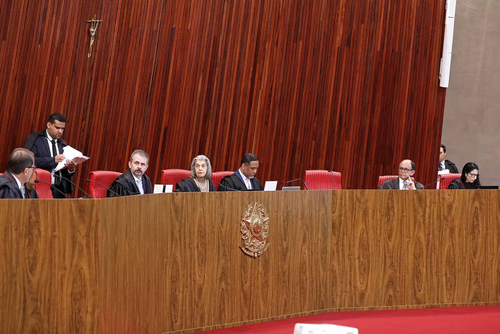 Órgão atua em disputas municipais, estaduais e federais com procuradores da República e promotores locais divididos por instância judicial.