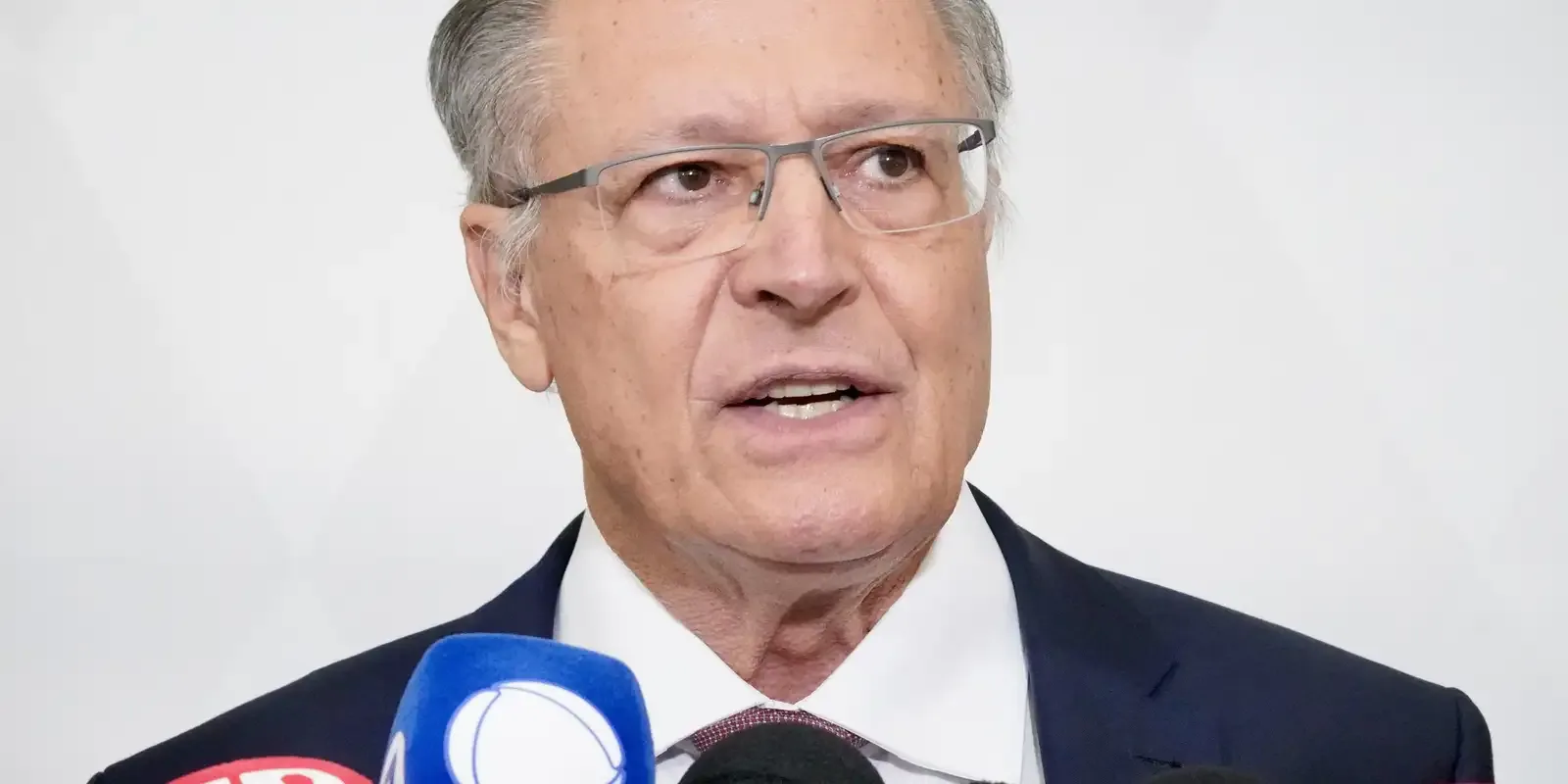 Legenda socialista formalizou coligação com o PT em Brasília; confirmação da candidatura presidencial ocorre em convenção partidária.