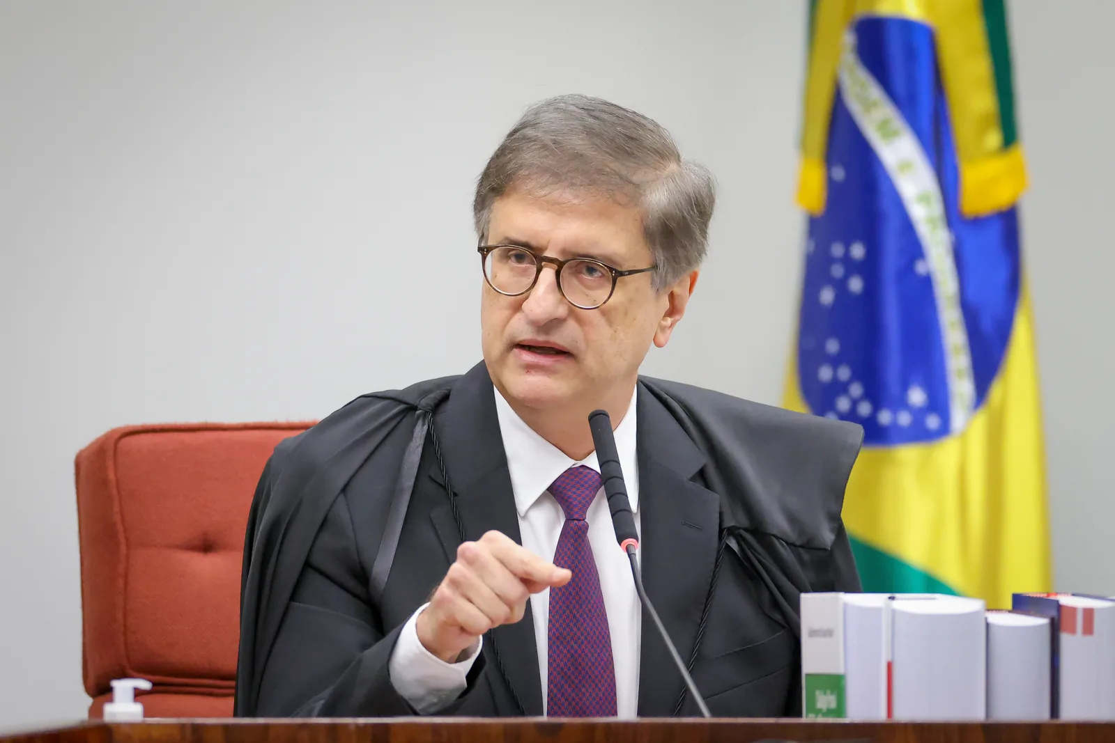 Colegiado analisa mensagens encontradas pela PF no celular do ex-banqueiro Daniel Vorcaro que mencionam o procurador-geral da República.