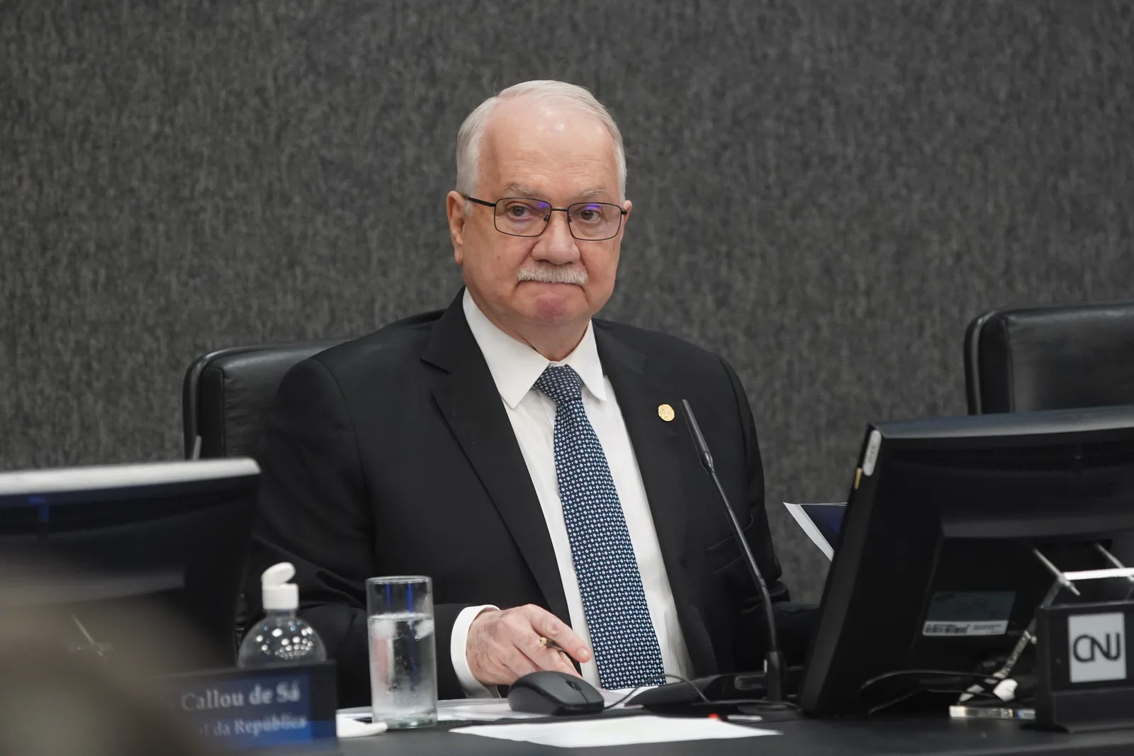 Proposta do ministro Edson Fachin limita presentes e eventos privados, além de disciplinar atuação de escritórios de parentes de magistrados.