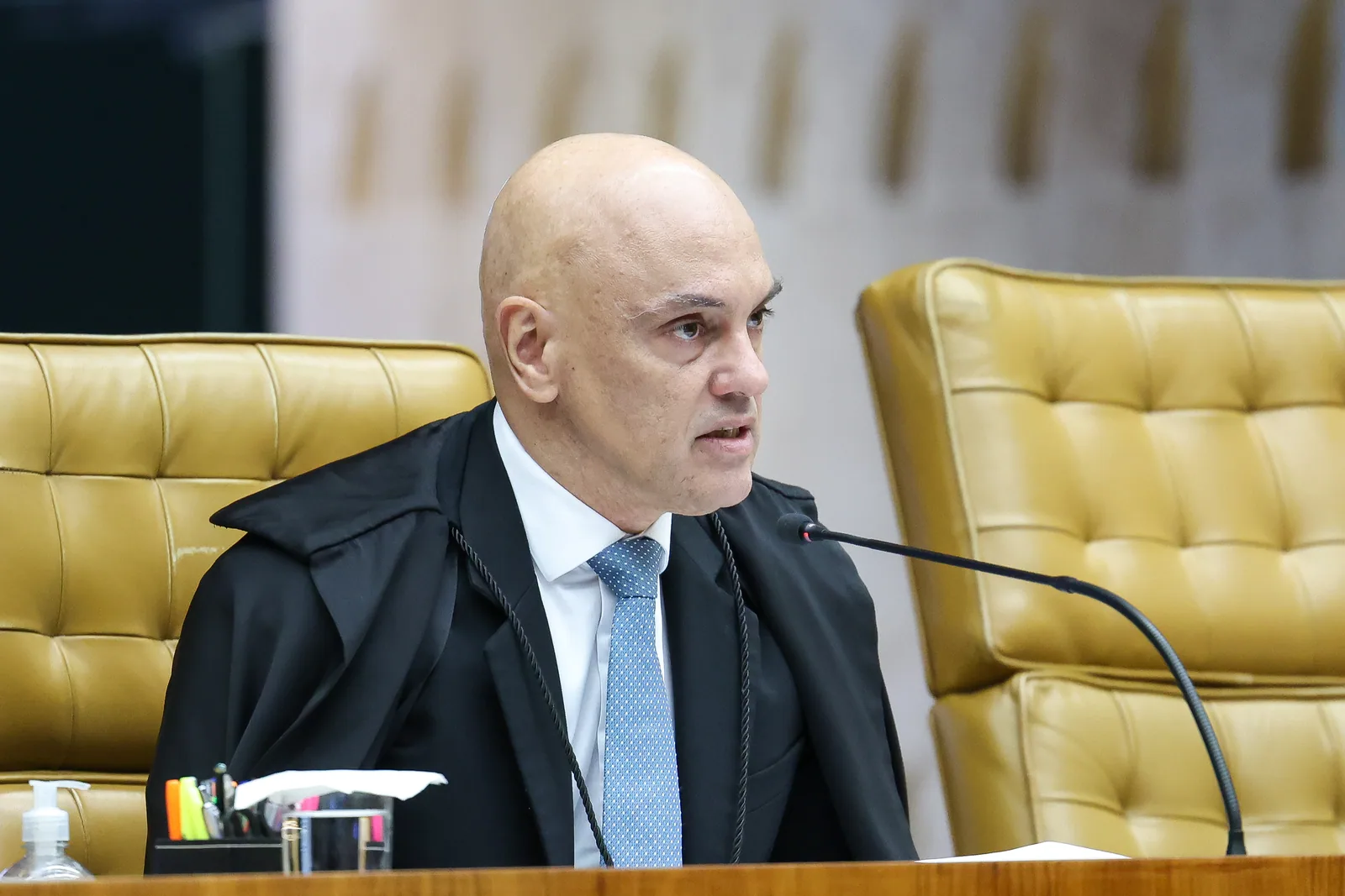 Alexandre de Moraes quer saber se ex-presidente autorizou uso de voz e imagem em evento do PL, o que pode cassar prisão domiciliar.