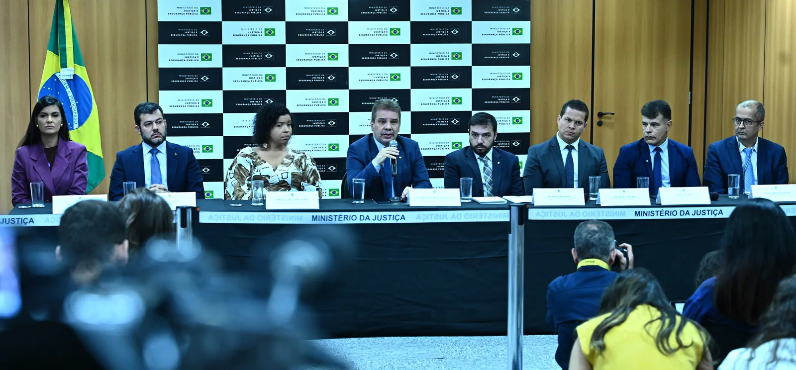 Polícia prende suspeitos de induzir jovens ao suicídio na web