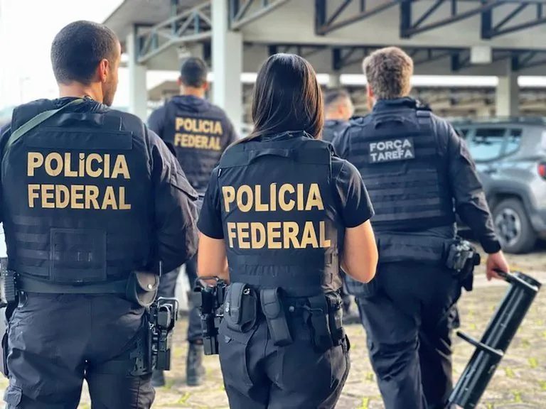 A Operação Fractus cumpriu mandado de busca em Campo Grande após mensagens em celular de foragido revelarem remessas de drogas ativas desde 2024.