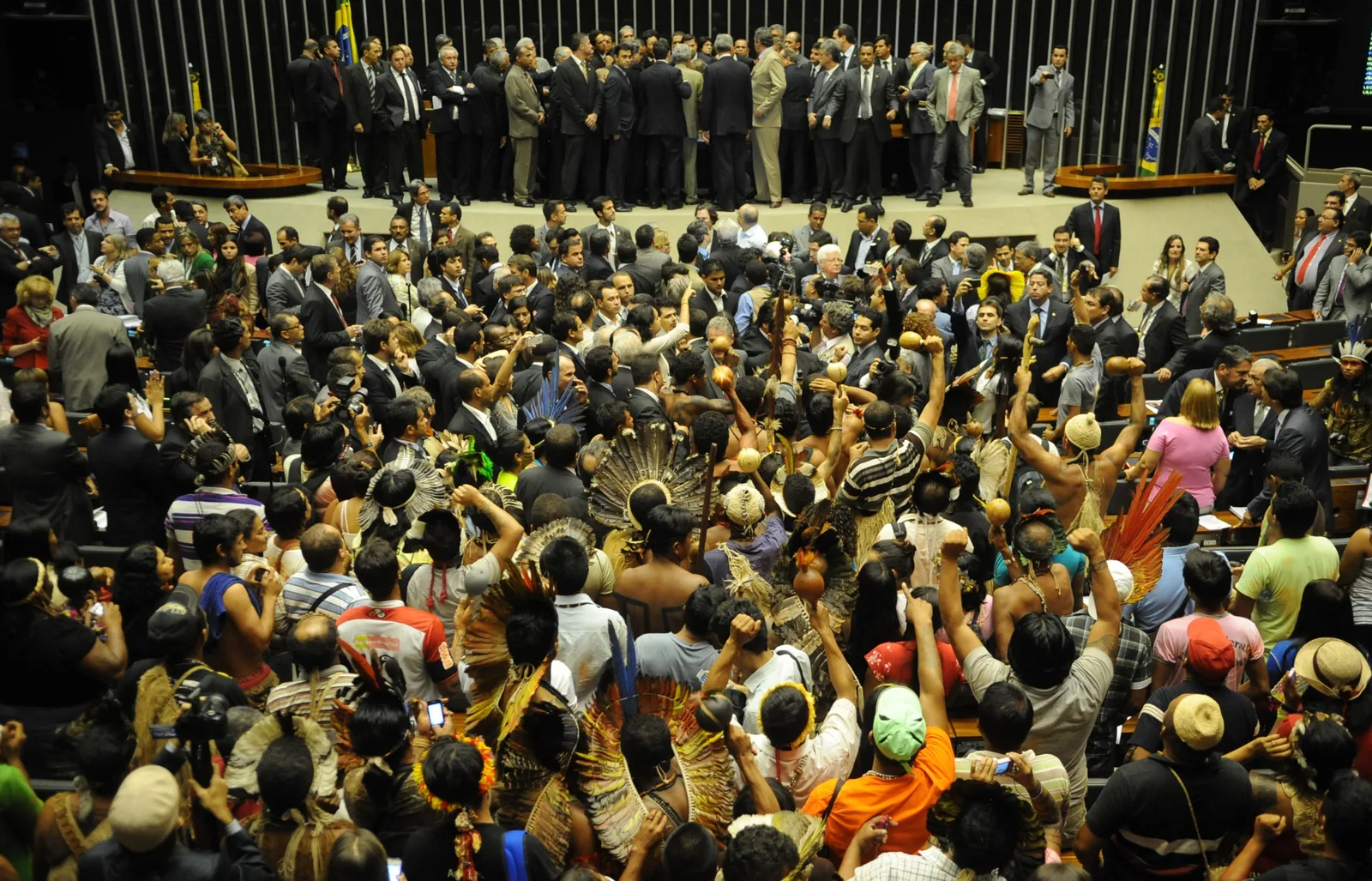 Audiência pública avalia regras de reassentamento e proteção social para famílias atingidas por desastres climáticos na Zona da Mata mineira.
