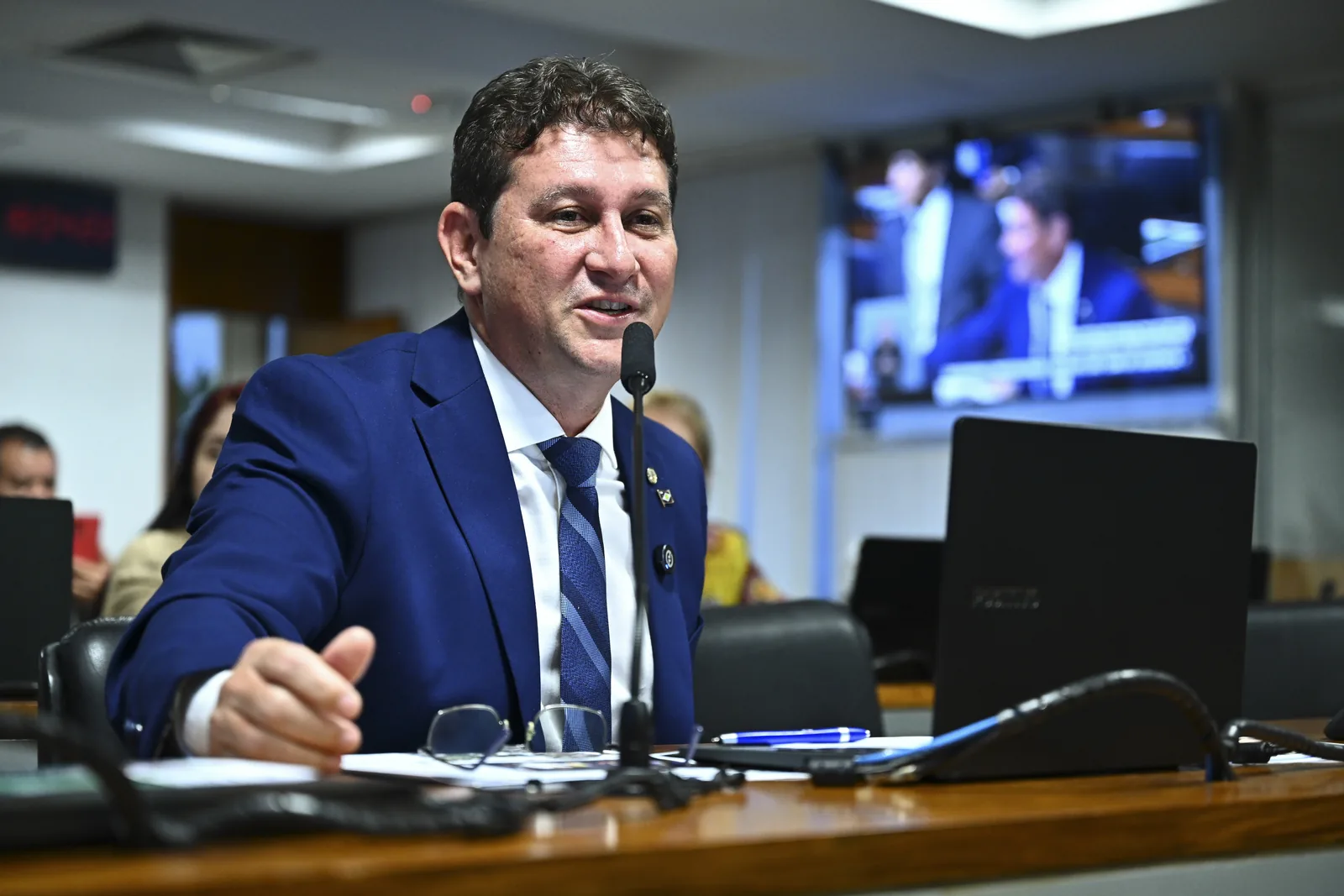 Projeto aprovado na Comissão de Educação do Senado exige teste de habilidades além do diploma teórico para atuação profissional.