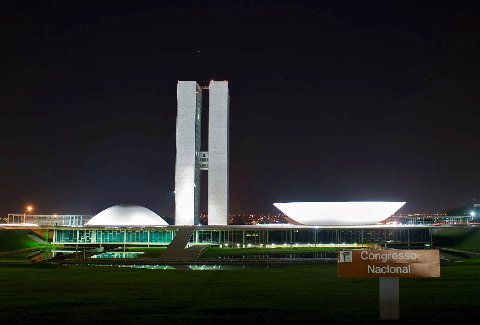 Colegiados mistos analisam cinco medidas provisórias, enquanto comissão sobre imposto de importação até US$ 50 atrasa por falta de acordo.
