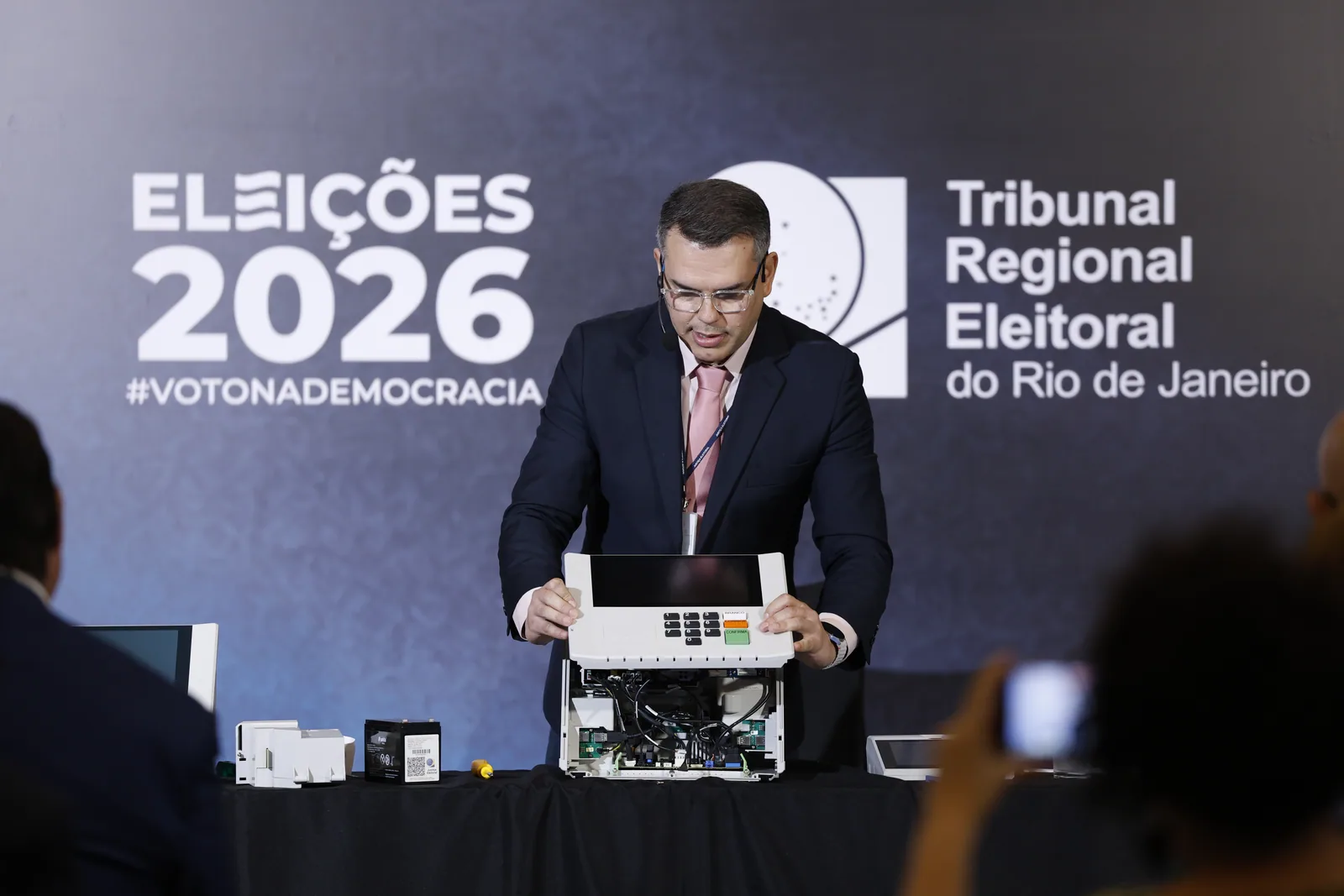 Urna eletrônica tem mecanismos de segurança exibidos pelo TRE-RJ