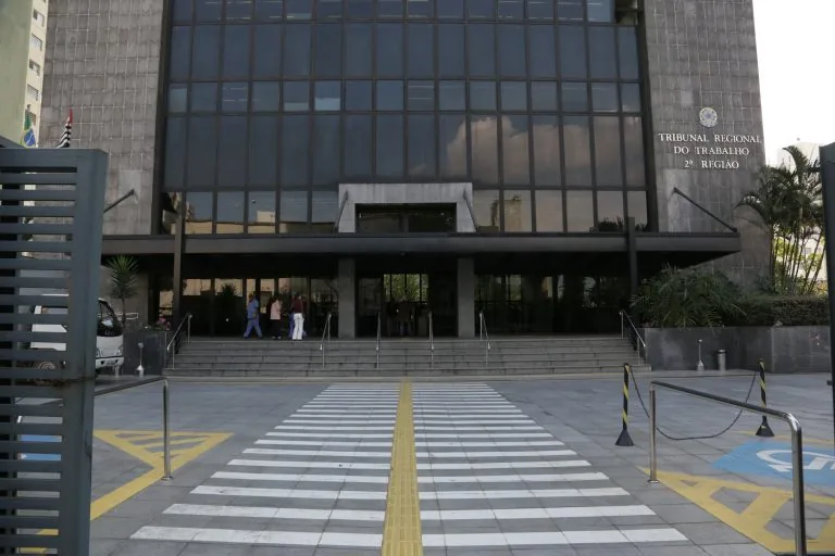 Falta de servidores no TRT-2 entra em debate na CMO
