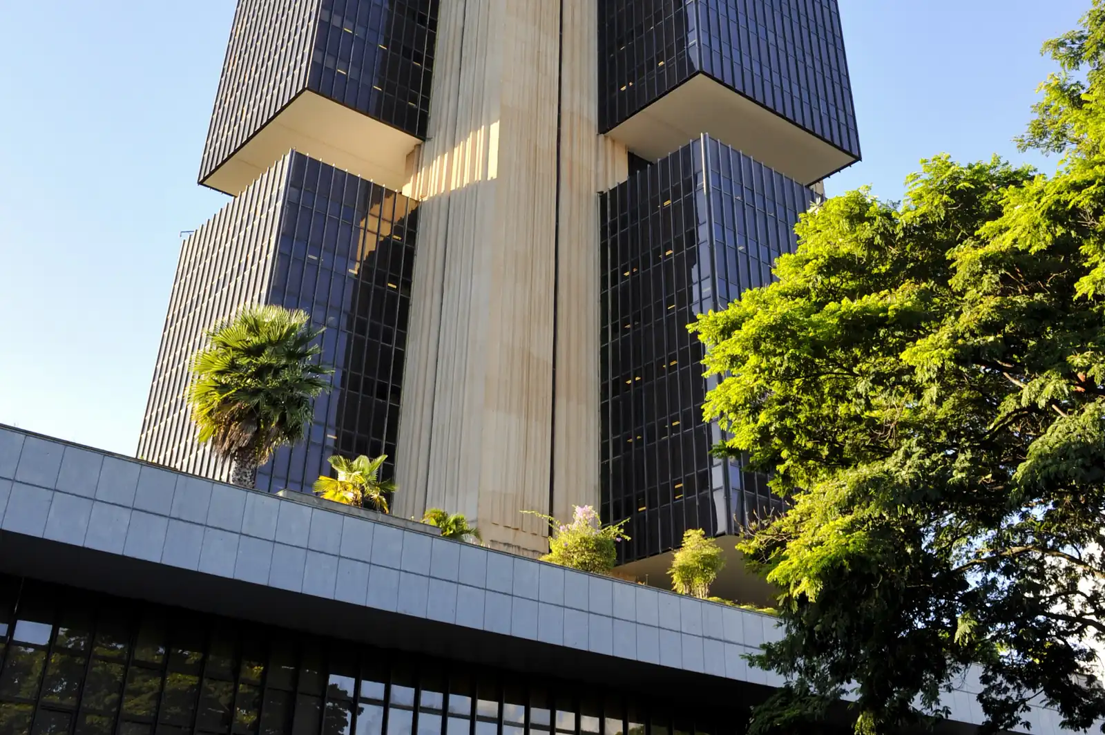 Regra contra fraudes impõe trava preventiva de até 24 horas para remessas ao exterior e carteiras próprias a partir de 2027.