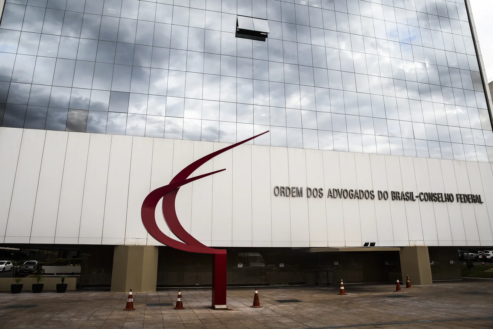 OAB pede que STF libere contato entre Flávio e Jair Bolsonaro