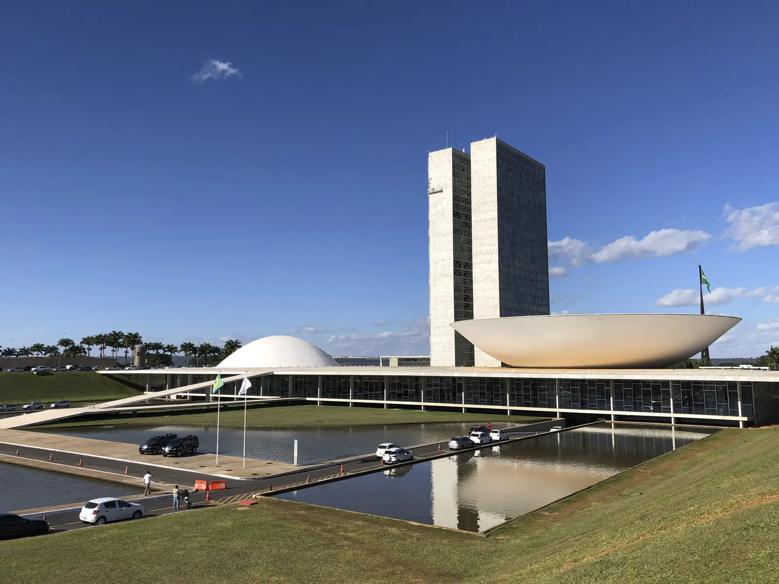 Colegiados mistos analisam dívidas rurais, filas do INSS e exames médicos; impasse adia debate sobre imposto de importação em compras internacionais.