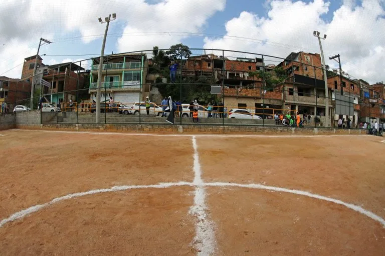 Proposta prevê iluminação, vestiários e drenagem em áreas vulneráveis com recursos do Orçamento da União