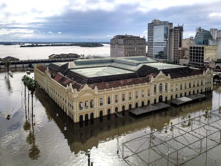 Proposta em análise na Câmara autoriza compras públicas simplificadas por até cinco anos após o encerramento formal do desastre.