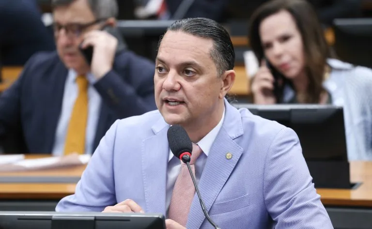 Texto cria comissão nacional e sistema integrado de dados sobre saúde, previdência e assistência social para apoiar pessoas idosas e cuidadores.
