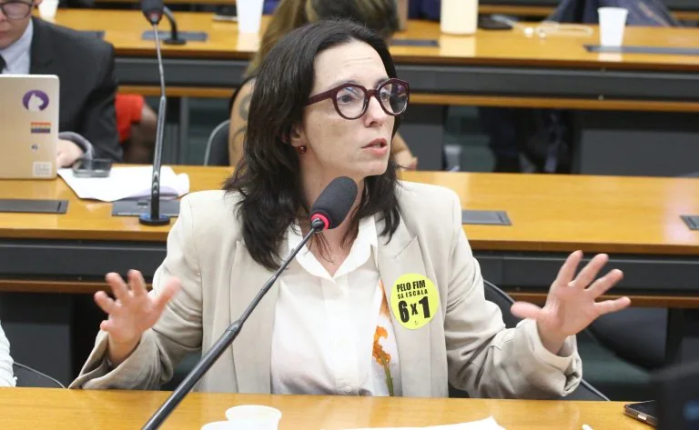 Texto obriga empresas a fornecerem refeições a operários em canteiros pelo PAT ou entrega direta; proposta segue para análise da CCJ.