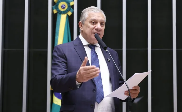 PL obriga aviso sobre entrega legal de bebê para adoção