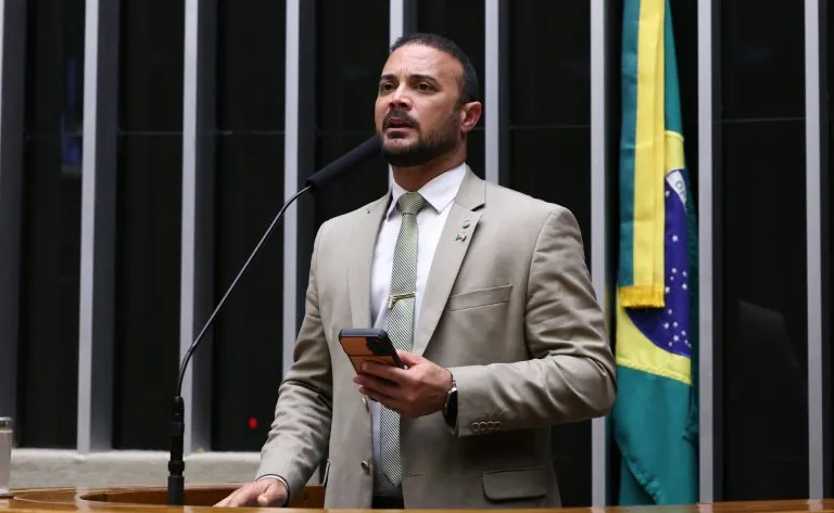 Prisão especial para vigilantes avança na Câmara