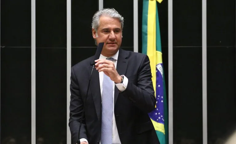 Texto do Projeto de Lei 3540/26 baixa a CSLL de 15% para 9%, retira adicional de IRPJ e segue para análise no Senado.