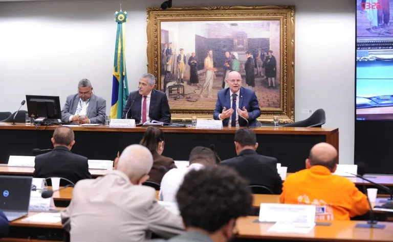 Proposta que amplia categorias beneficiadas vai direto ao Plenário após aprovação de urgência, mas enfrenta resistência orçamentária.