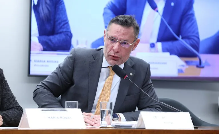 Pedido de vista suspendeu a análise do relatório que prevê saque do FGTS para terapias, regras para planos de saúde e mudanças no Imposto de Renda.