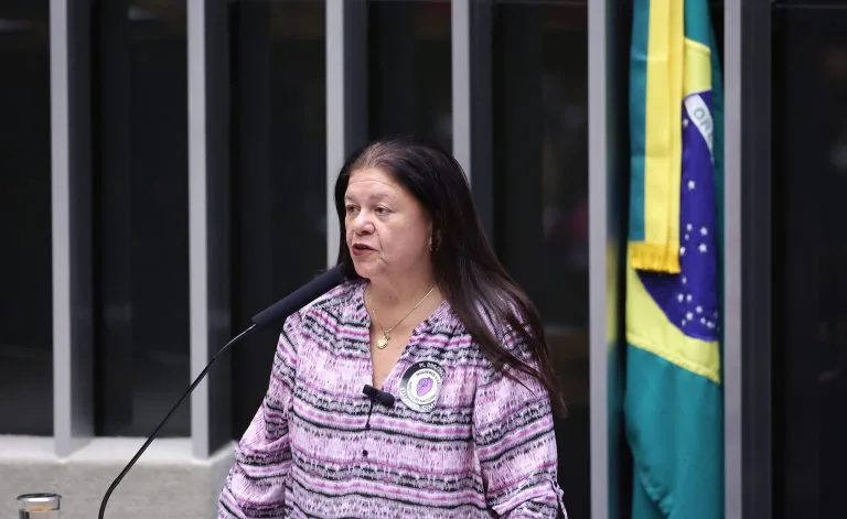 Projeto eleva punição básica de 20 a 40 anos em um terço e segue para votação no Plenário da Câmara dos Deputados.