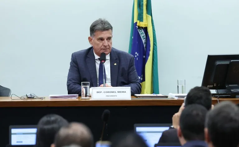 Sem acordo entre partidos, comissão especial remarcou a análise da proposta para setembro após resistências sobre o modelo de habilitação.