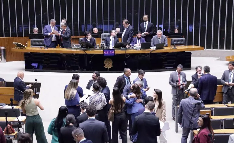 Proposta prevê até 18 meses sem dirigir e perda da carteira em caso de reincidência. Texto segue para análise do Senado.