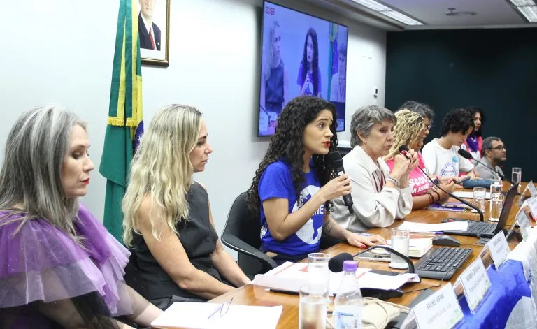 Audiência pública debateu a falta de proteção a alunas e cobrou a aprovação de punições para o discurso de ódio contra mulheres.