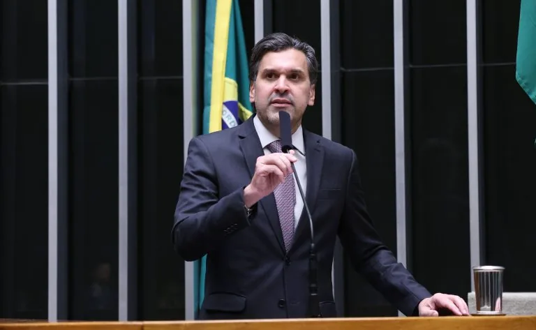 Proposta exige confirmação humana antes de punições e proíbe câmeras em templos e vestiários; texto segue para o Senado Federal.
