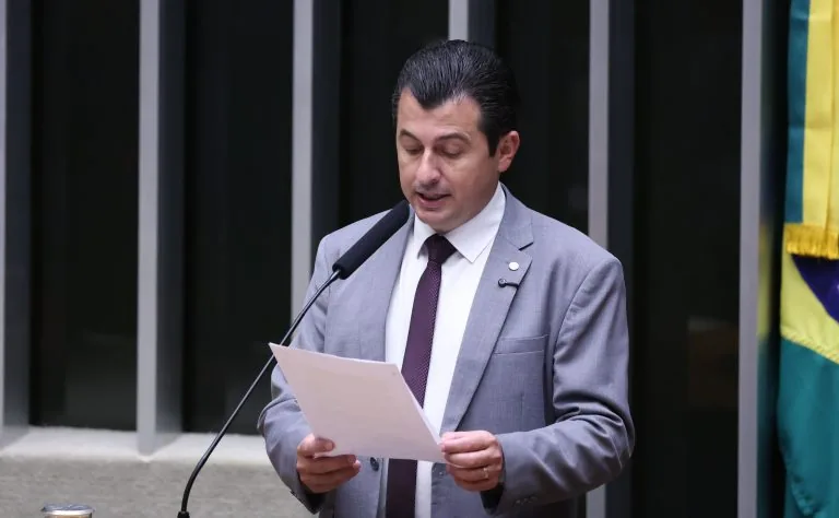 Texto aprovado pelos deputados retira exigência de exames no mês de aniversário e segue para sanção do presidente da República.