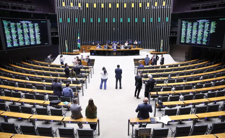 Projeto de lei obriga postos e farmácias públicas a divulgar na internet a lista de medicamentos e insumos disponíveis em cada estado e município.