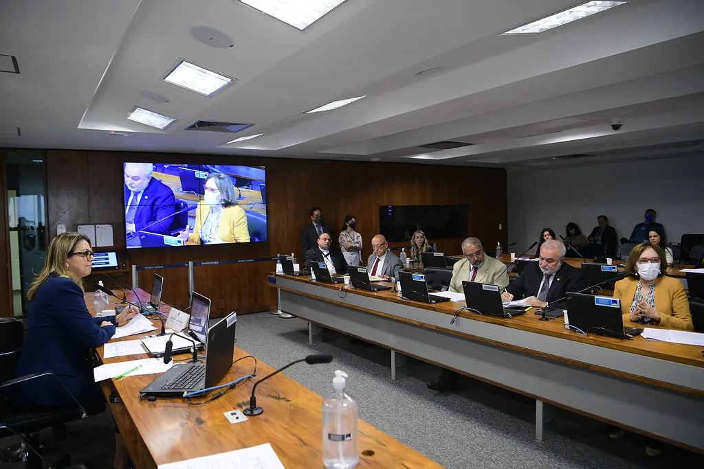 Texto aprovado na Comissão de Educação do Senado exige linguagem simples sobre credenciamento e situação de diplomas antes do início das aulas.