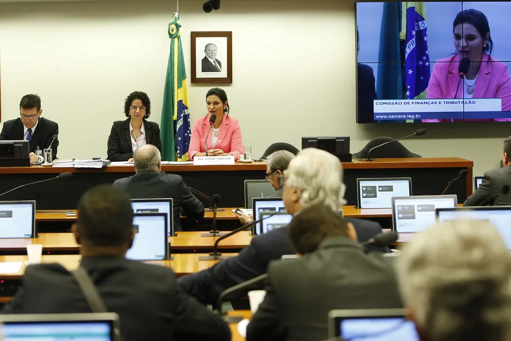 Projeto prevê capacitação profissional sem dar incentivos fiscais a empresas, segundo texto aceito na Comissão de Finanças da Câmara.