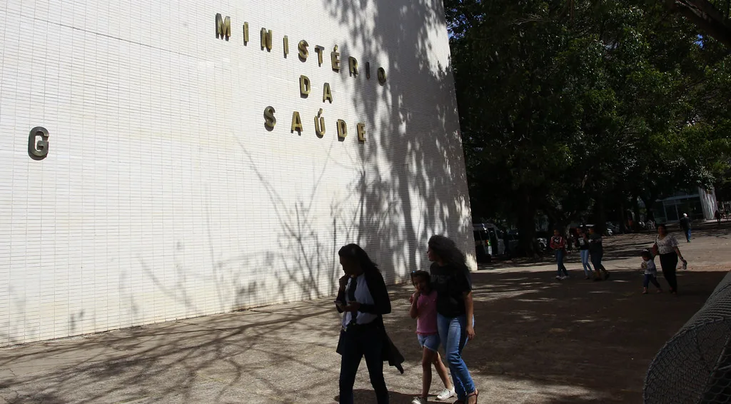 Proposta avanca na Camara e estabelece traducao obrigatoria para pacientes surdos em unidades de medio e grande porte.