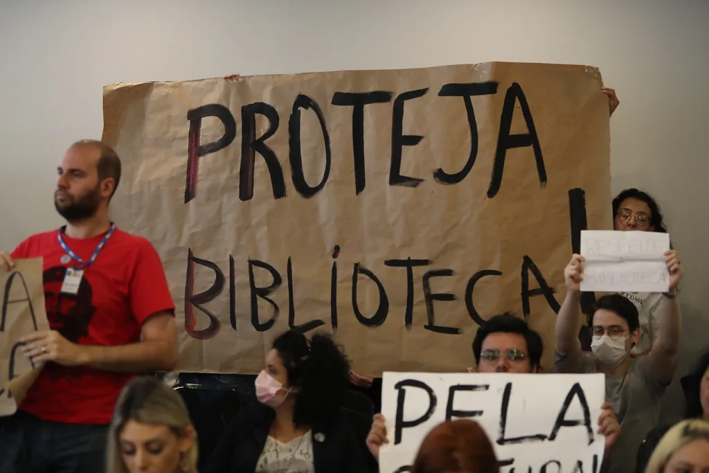 Texto define direitos dos bichos, proíbe proibições genéricas em condomínios e estabelece regras para tutores e animais comunitários.