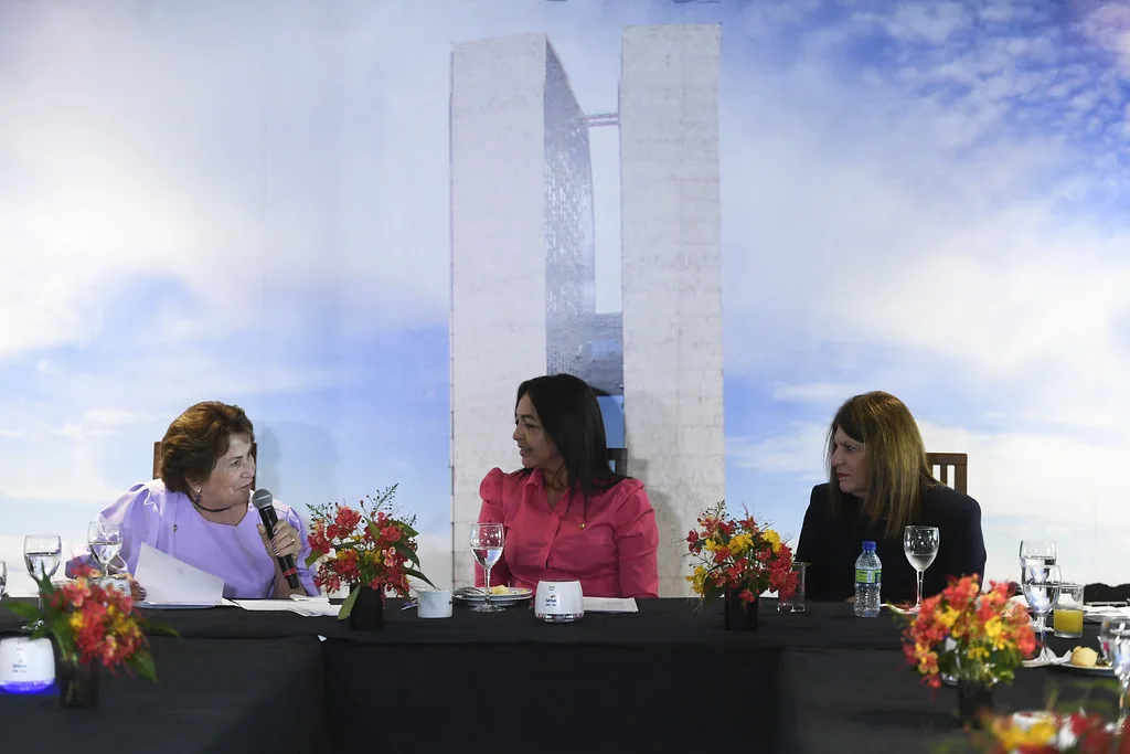 Senado amplia pena para crime contra professor e médico