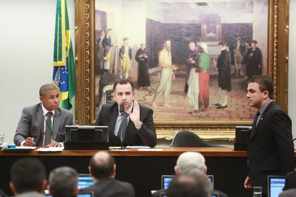 Projeto de Lei 1706/25 altera o Código Penal para endurecer punições de lesão corporal, golpe, abandono e constrangimento.