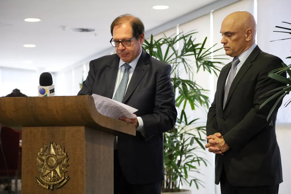 Norma autoriza adesivos em carros particulares e veta material de campanha em táxis e veículos de aplicativo.