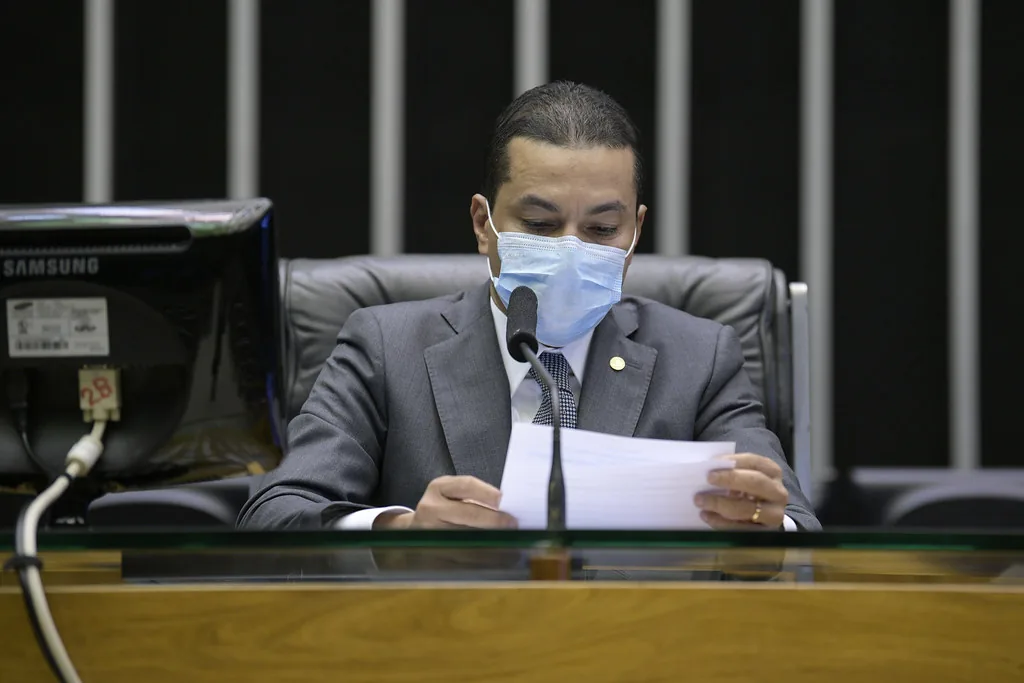 Proposta premia pequenos negócios que contratam pessoas com deficiência e garante prioridade em programas oficiais de apoio.