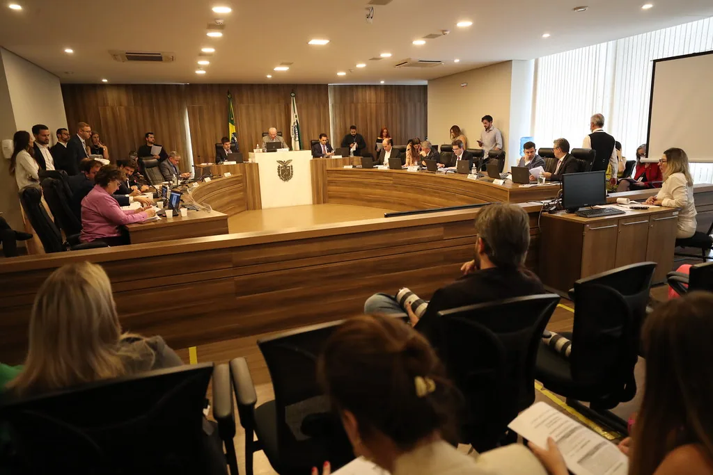 Texto aprovado em primeiro turno no Senado fixa prisão de 2 a 6 anos, proíbe posse de bichos por condenados e exige consulta prévia em vendas.