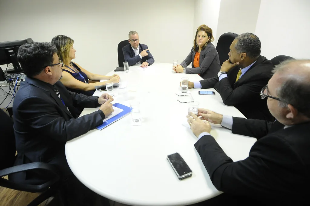 Visita técnica analisa modelo de atendimento a agressores encaminhados pela Justiça e debate prazo para conceder medidas protetivas de urgência.