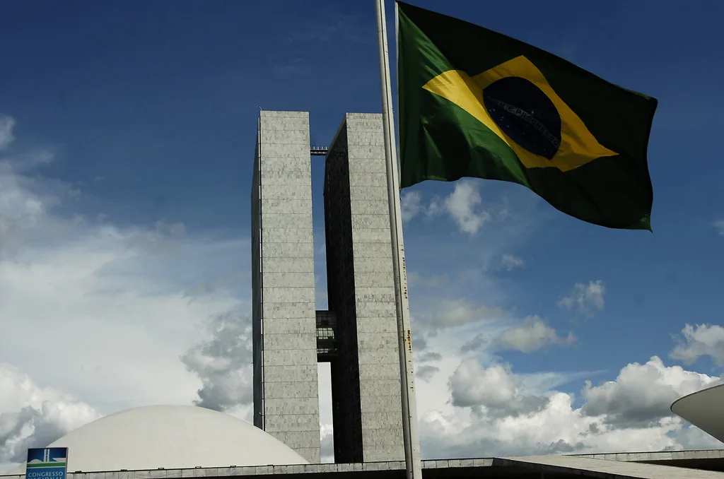 Projetos autorizam permissões e concessões para emissoras comunitárias, FMs e antigas rádios AM. Texto segue para a Presidência do Senado.