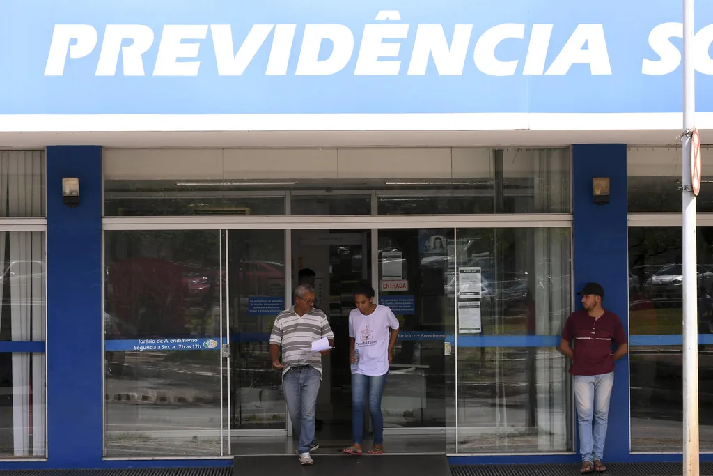 Criminosos falsificaram assinatura de servidora aposentada e se passaram por advogada para exigir R$ 500 de moradora em Guajará-Mirim.