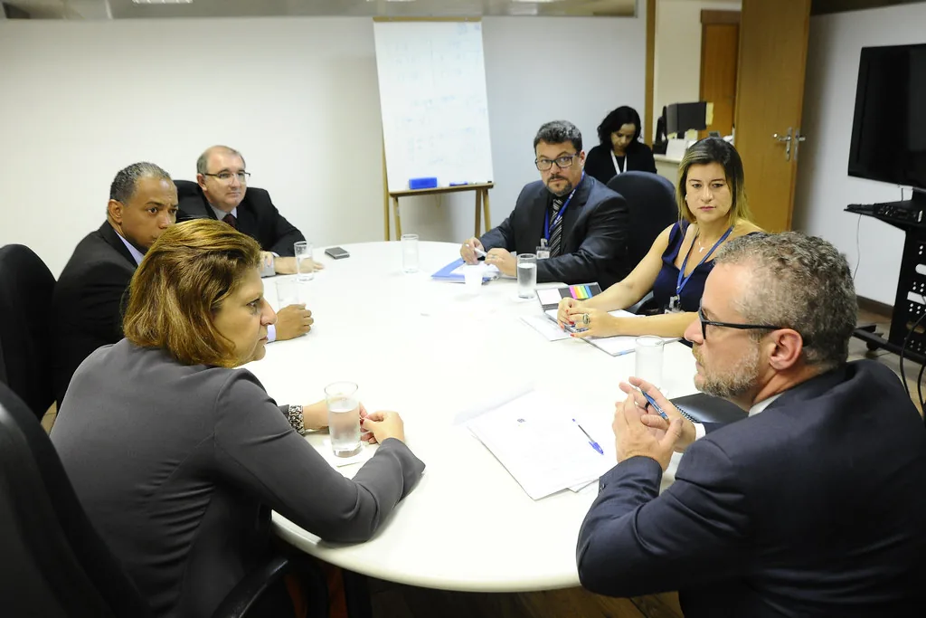 Órgãos do Judiciário e governos federal e municipal estudam saídas de regularização fundiária para evitar o despejo de cerca de 800 famílias.