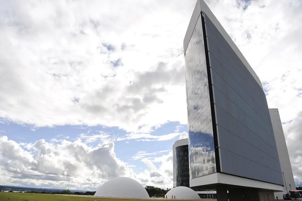 Campanha de 2026 começa domingo nas ruas e na web